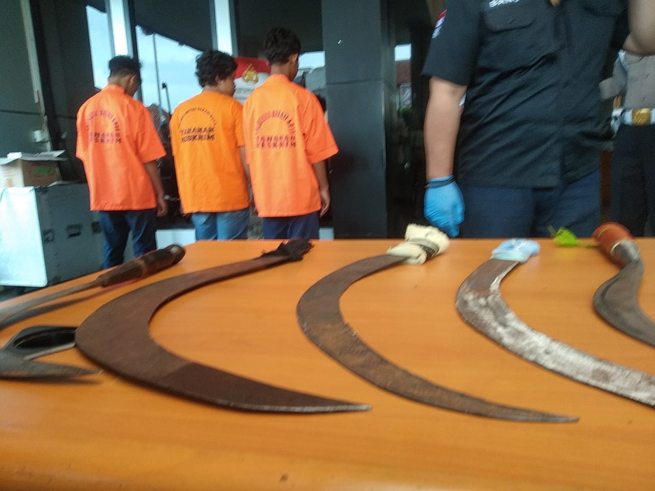 Tersangka bentrokan antar pemuda di Jalan Agus Salim, Bekasi Timur dan sejumlah senjata tajam diamankan Polres Metro Bekasi Kota  