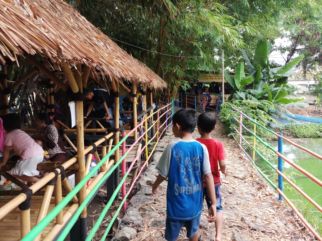 Pengunjung mengeluhkan jalan masuk tempat wisata Hutan Bambu. Jalan masuk yang sempit sempit  dan menggunakan bronjong dinilai membahayakan anak-anak