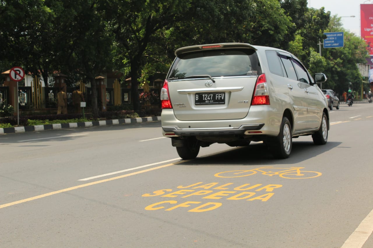 Jalur khusus sepeda di Jalan Ahmad Yani. Warga berharap jalur bagi pengguna sepeda bisa di sediakan lebih banyak lagi di sejumlah wilayah oleh Pemkot Bekasi.(foto/den)