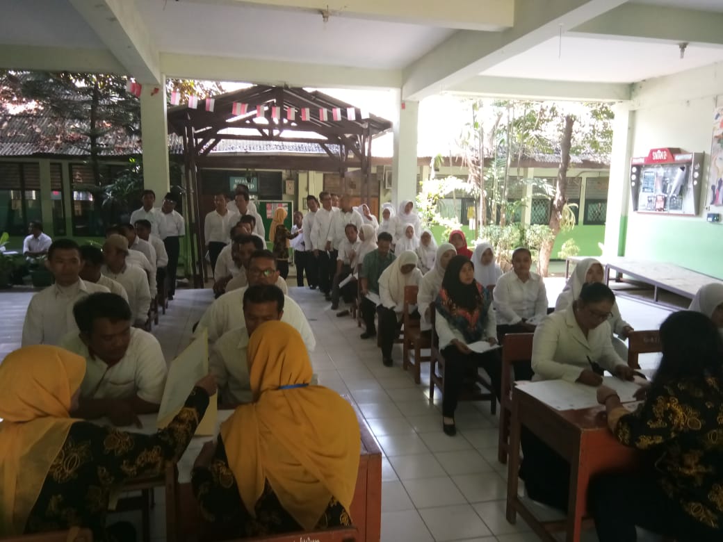 Sejumlah K2 sedang melakukan proses registrasi kepesertaan dan pengarahan tes Pegawai Pemerintah dengan Perjanjian Kerja (P3K) di SMAN 2 Bekasi