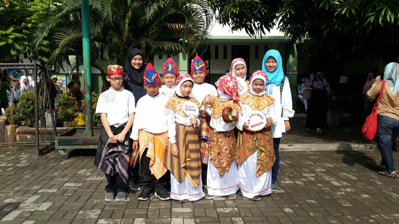 Murid dan guru SDS Ananda Bekasi 