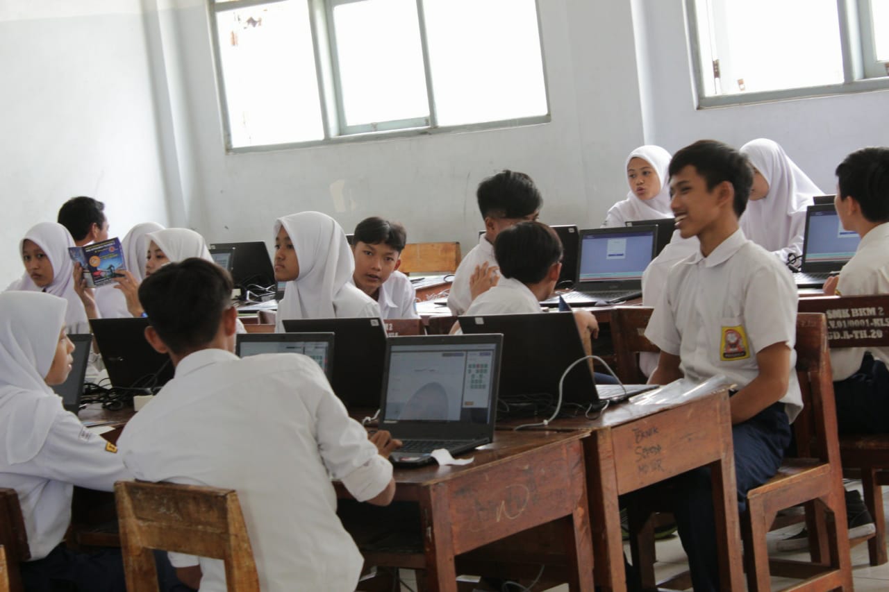 Sebanyak 557 siswa SMP Negeri 4 Tambun mengikuti tryout Ujian Nasional Berbasis Komputer (UNBK), yang dilaksanakan oleh SMK Bina Karya Mandiri 2 Bekasi.  Kegiatan ini sebagai bentuk dukungan kepada siswa SMP khususnya kelas 9, dalam menghadapi ujian nasional 2019 mendatang.(foto/den)