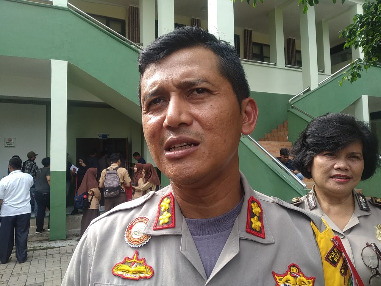 
Waka Polres Metro Bekasi Kota, AKBP Eka Mulyana, mengimbau kepada KPU Kota Bekasi untuk segera melaksanakan simulasi pemilu