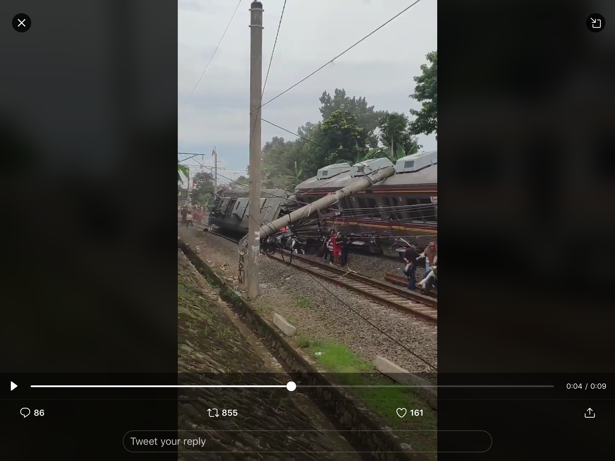 Gerbong commuter line yang anjlok di Kebon Pedes