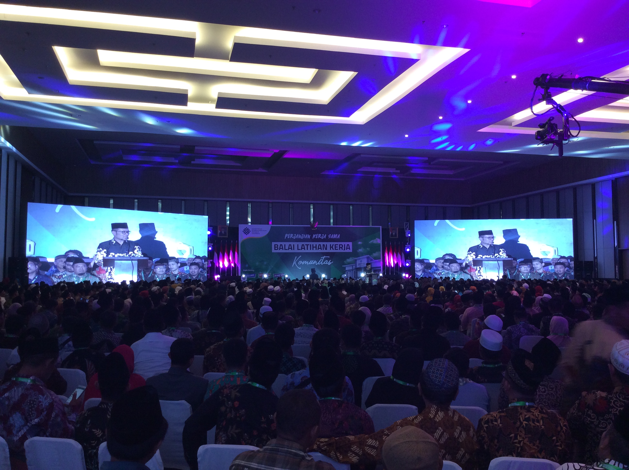 Menaker hanief dhakiri Menandatangani perjanjian kerjasama BLK Komunitas tahap II