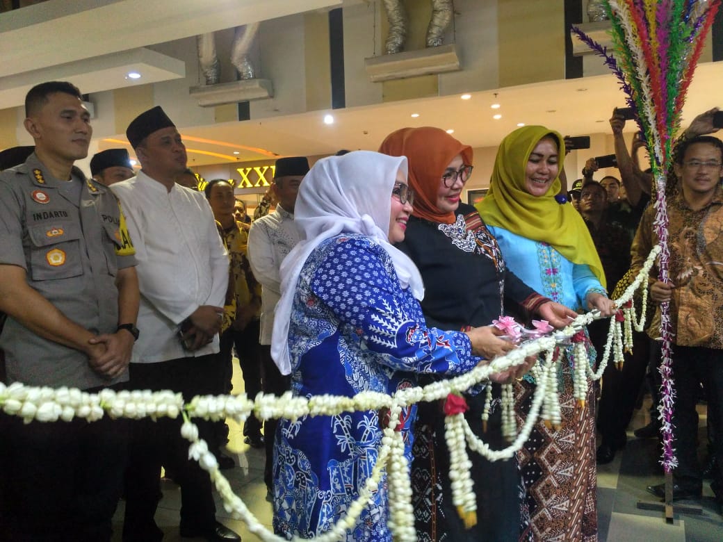Walikota Bekasi Rahmat effendi, beserta wakil Tri adhianto, Kapolre metro Bekasi Kota Kombes pol Indarto meresmiksn Mall Pelayanan Publik