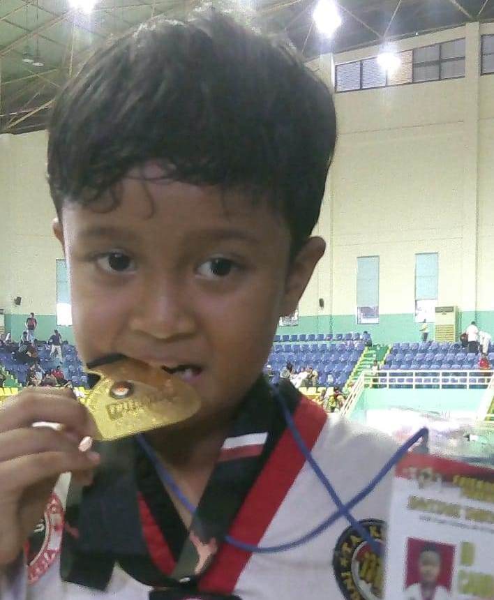 Siswa SDS Ananda Bekasi,  Joe Gerald K.A.H. Sianturi, merebut medali emas di ajang Invitasi Taekwondo Friendship Forever 5 Grade C di Gor POPKI Cibubur, Jakarta Timur