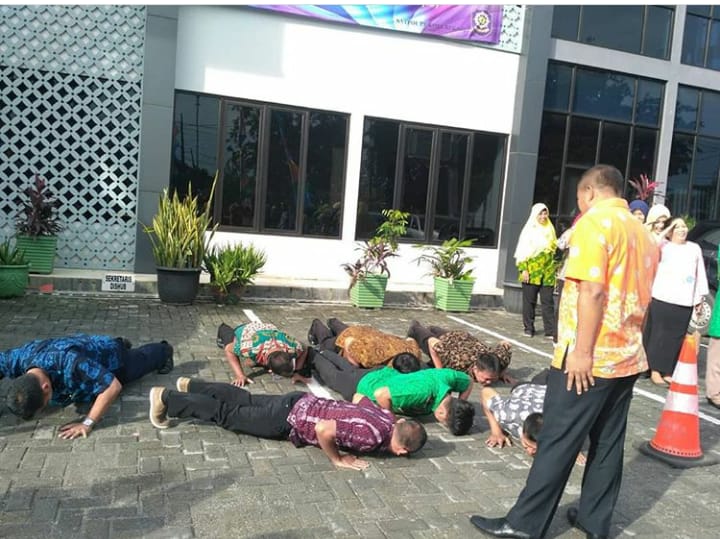 Sejumlah anggota Dishub Kota Bekasi,  dijatuhi sangsi hukuman Push Up, ksren kerap kali tidak mengikuti apel  