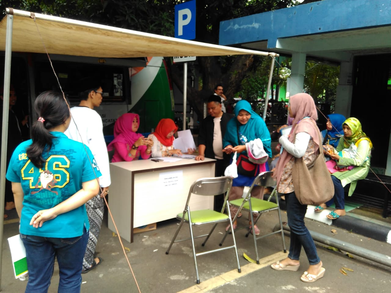 Mobil pelayanan Disdukcapil di serbu emak-emak yang ingin mengajukan pembuatan Kartu Identitas Anak (KIA)
