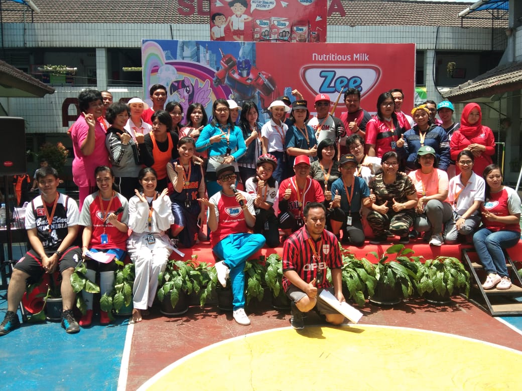 Para tenaga pendidik SDS Ananda Bekasi kenakan kostum berbagai cabang 
olahraga saat pembagian raport