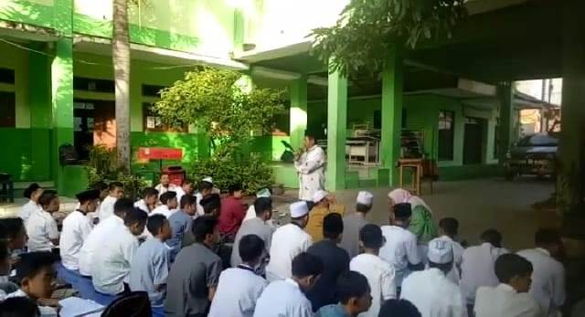Ratusan peserta didik kelas 9 SMPN 18 Bekasi diberikan arahan dari kepala sekolah saat mengikuti kegiatan istighosah jelang UN
