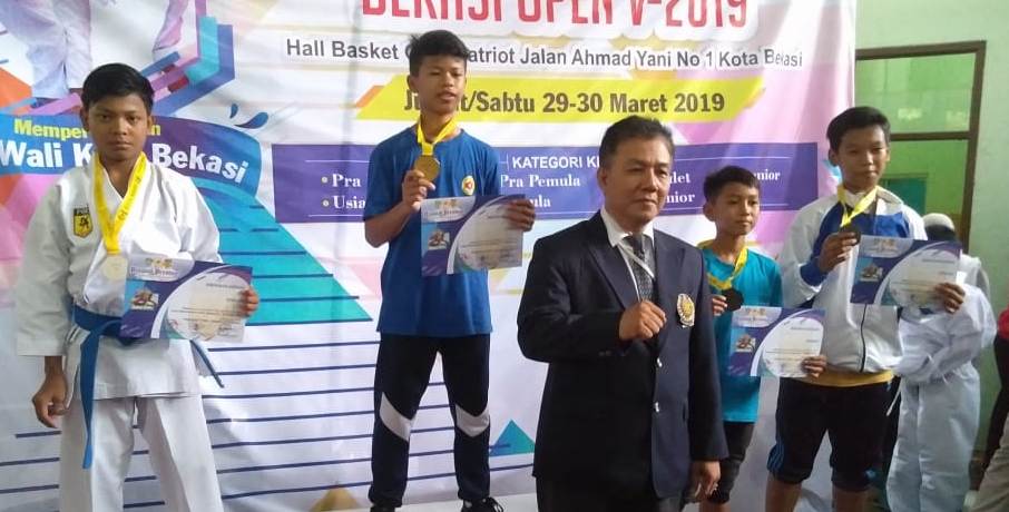 Muhammad Bilal, pelajar SMPN 36 Bekasi  juara dua di nomor Kata perorangan putra, Kejuaraan Karate Piala Wali Kota Bekasi 2019 