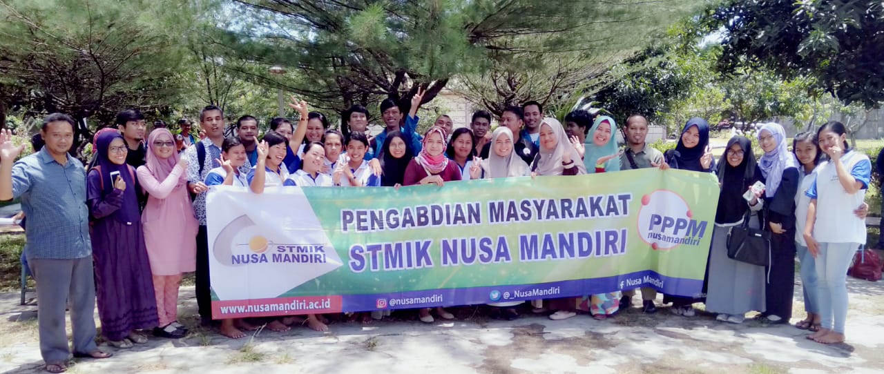 Sejumlah Mahasiswa Universitas BSI dan STMIK Nusa Mandiri Jakarta foto bersama para calon tenaga  kerja  yang akan dikirim ke luar negeri