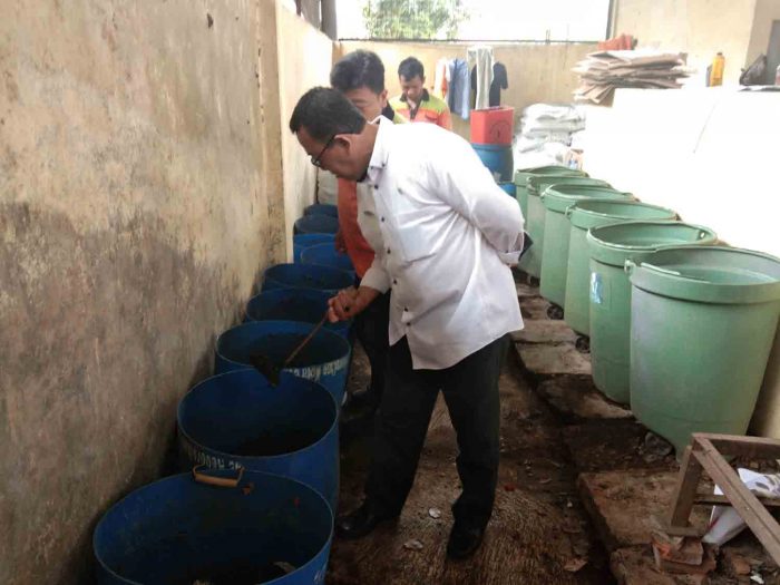Kepala UPTD Kebersihan Bekasi Timur, Yahya, sedang melakukan pengecekan sampah yang diolah menjadi kompos di Rumah Kompos