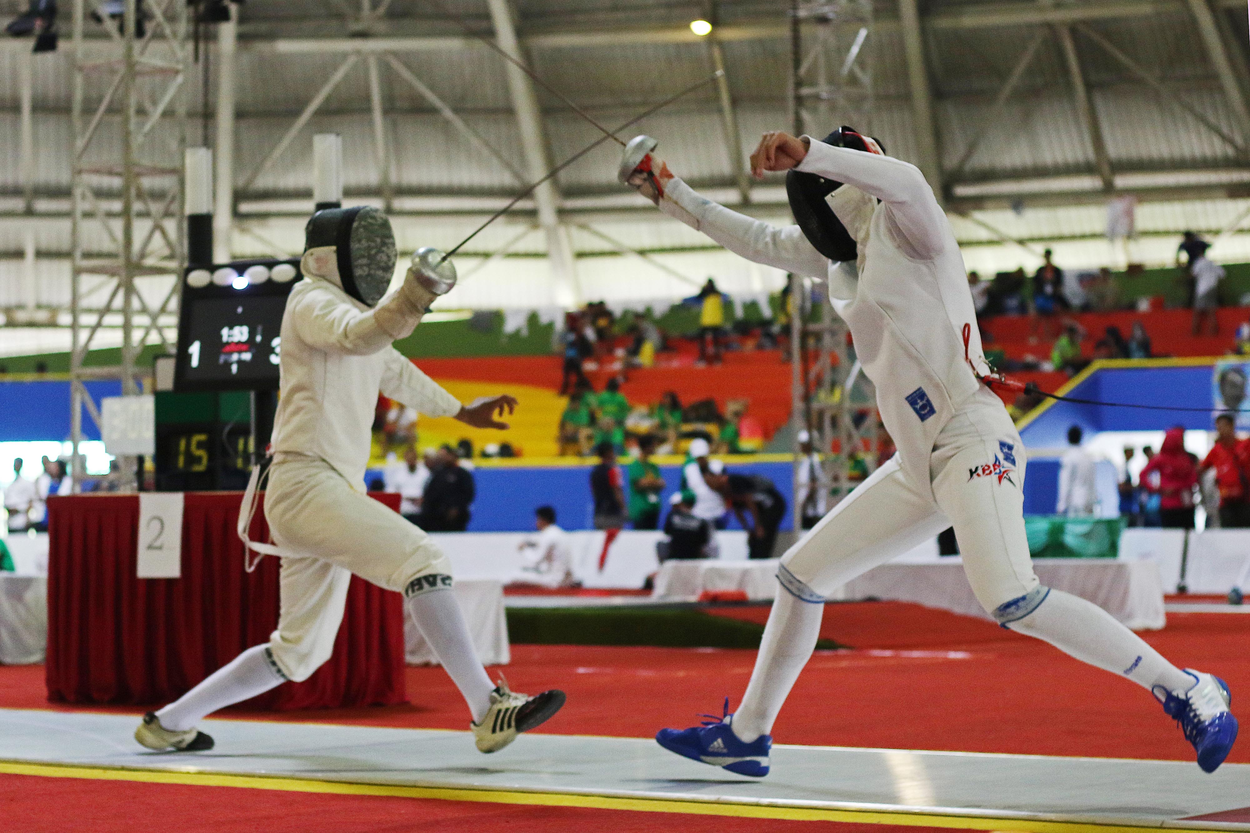 Atlet Anggar Kota Depok (kiri) melawan Kab. Bandung Barat (kanan), pada laga   PORDA JABAR XIII-2018,(dok/pemkot depok,net) 