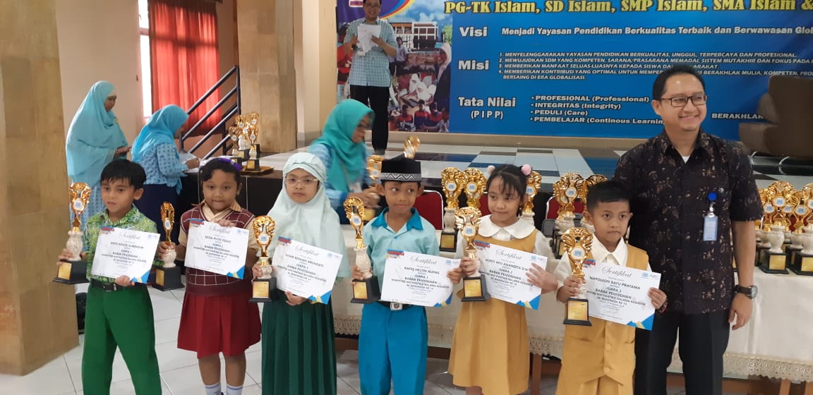 
Keiza Putri Felove Siswi, SDS Ananda Bekasi (kedua, kiri), berhasil menjuarai lomba matematika

