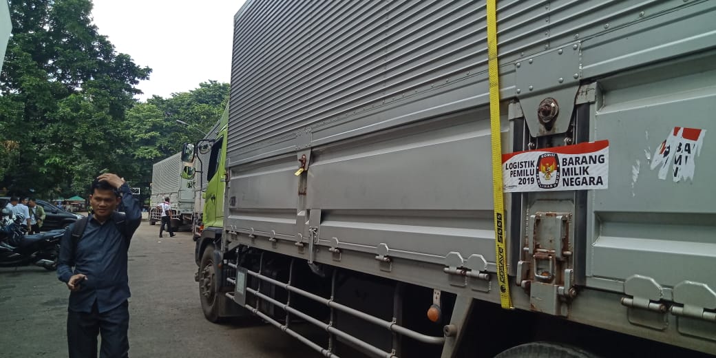 Kontainer membawa 1,7 juta surat suara DPR RI tiba di GOR Kota Bekasi. Kontainer tersebut disegel dan dikawal petugas kepolisian 