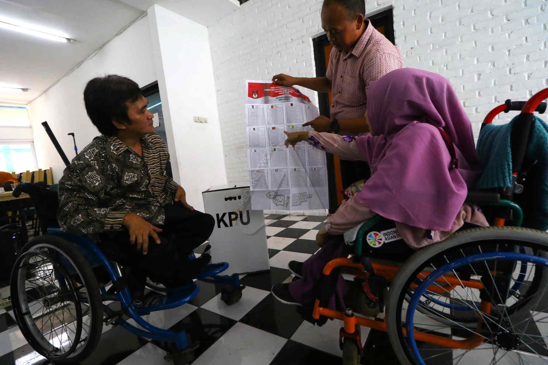 Ilustrasi, seorang penyandang disabilitas mengikuti sosialisasi pencoblosan surat suara pemilihan umum 