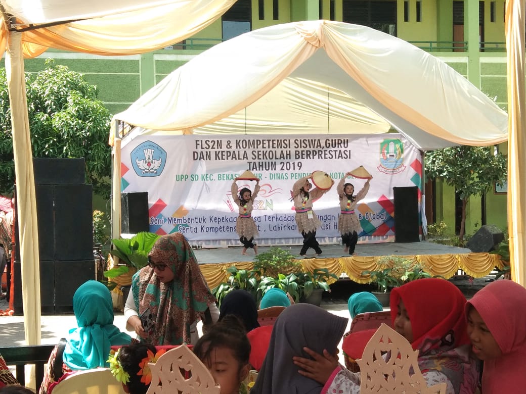 Pelajar SD Bekasi Timur unjuk kebolehan melalui tarian tradisional di Festival Lomba Seni Siswa Nasional (FLS2N)