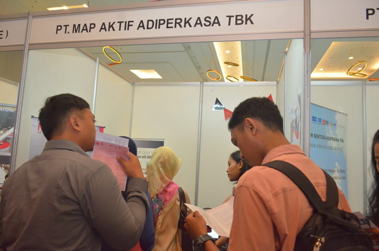 Para pencari kerja sedang mengunjungi salah satu stand yang membuka lowongan pekerjaan di Job Fair Nasional 2019. 