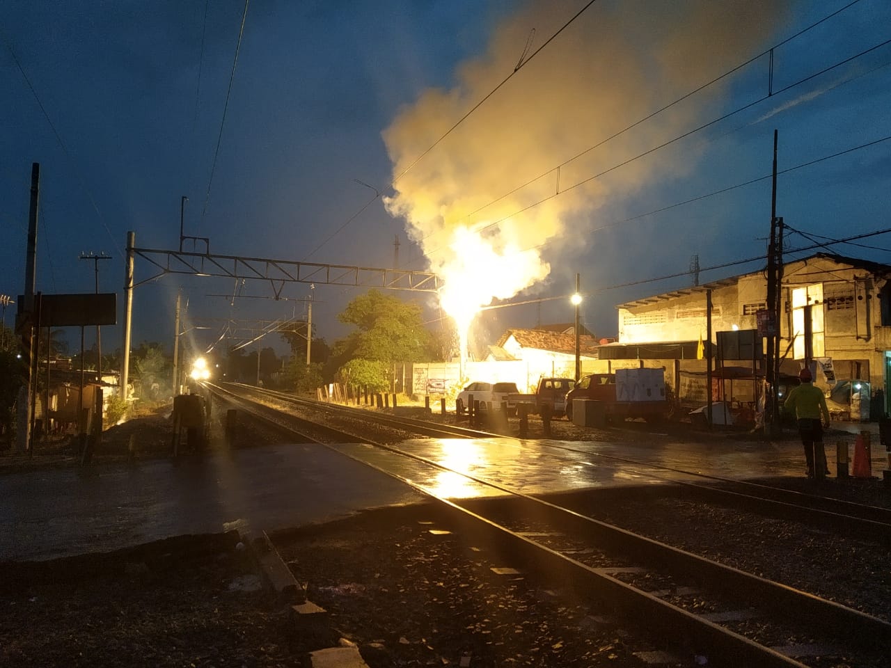 Kabel Listrik Aliran Atas (LAA) terbakar di Jalan Ir Juanda, Bekasi Timur, mengakibatkan rute perjalana KRL Bekasi-Tambun dihentikan sementara