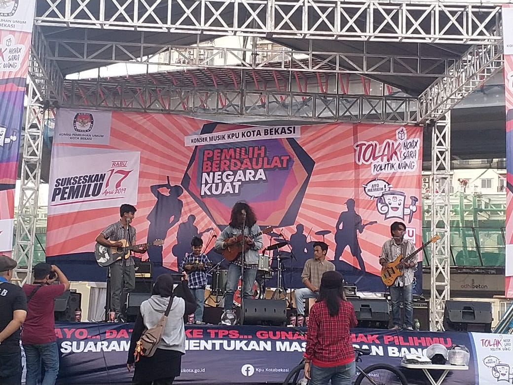 KPU Kota Bekasi menggelar kegiatan  musik sekaligus sosialisasi untuk  meningkatkan jumlah partisipatif pemilih pada Pileg dan Pilpres 17 April 2019 mendatang