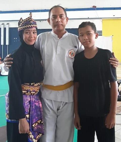 Foto: Khairunnisa As Zahra (kiri), Pelatih Ariffia Fiqri (tengah), Zolah (kanan), usai mengikuti pertandingan pencak silat O2SN tingkat kota di Bandar Lampung 