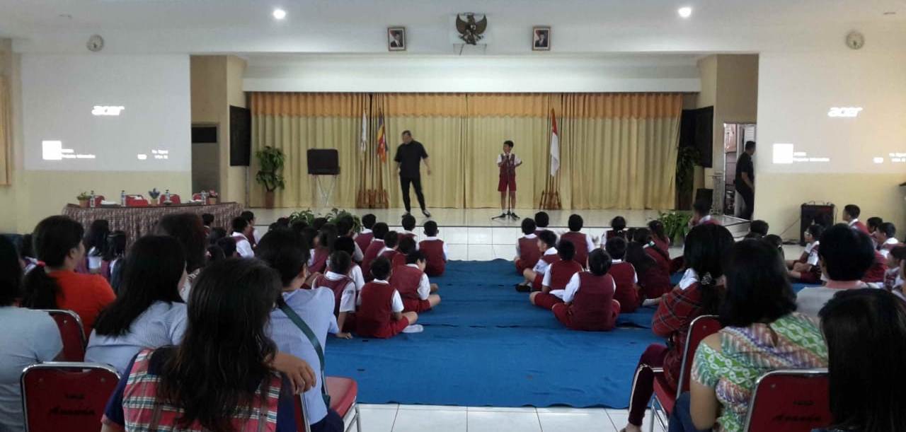 Pesulap senior Indonesia, Adri Manan, mengajak seorang siswa SDS Ananda bermain sulap 