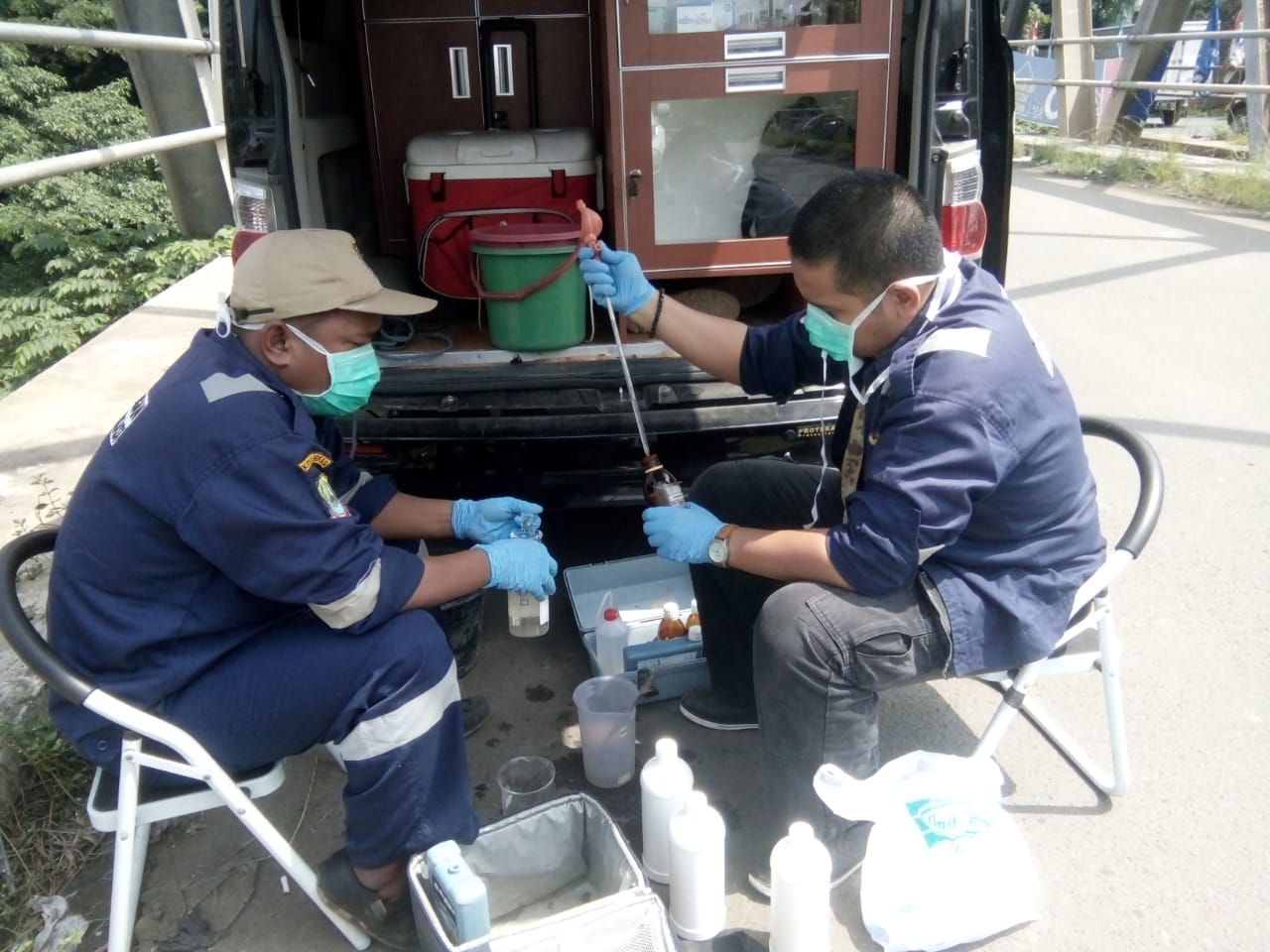 Petugas sedang memeriksa sampel air Kali Bekasi yang diduga tercemar limbah B3 