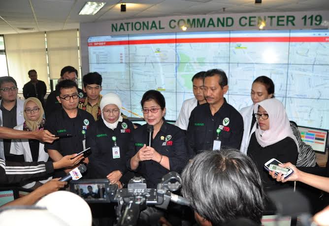 Menteri Kesehatan Nila F Moeloek ketika mengecek kesiapan layanan 119
