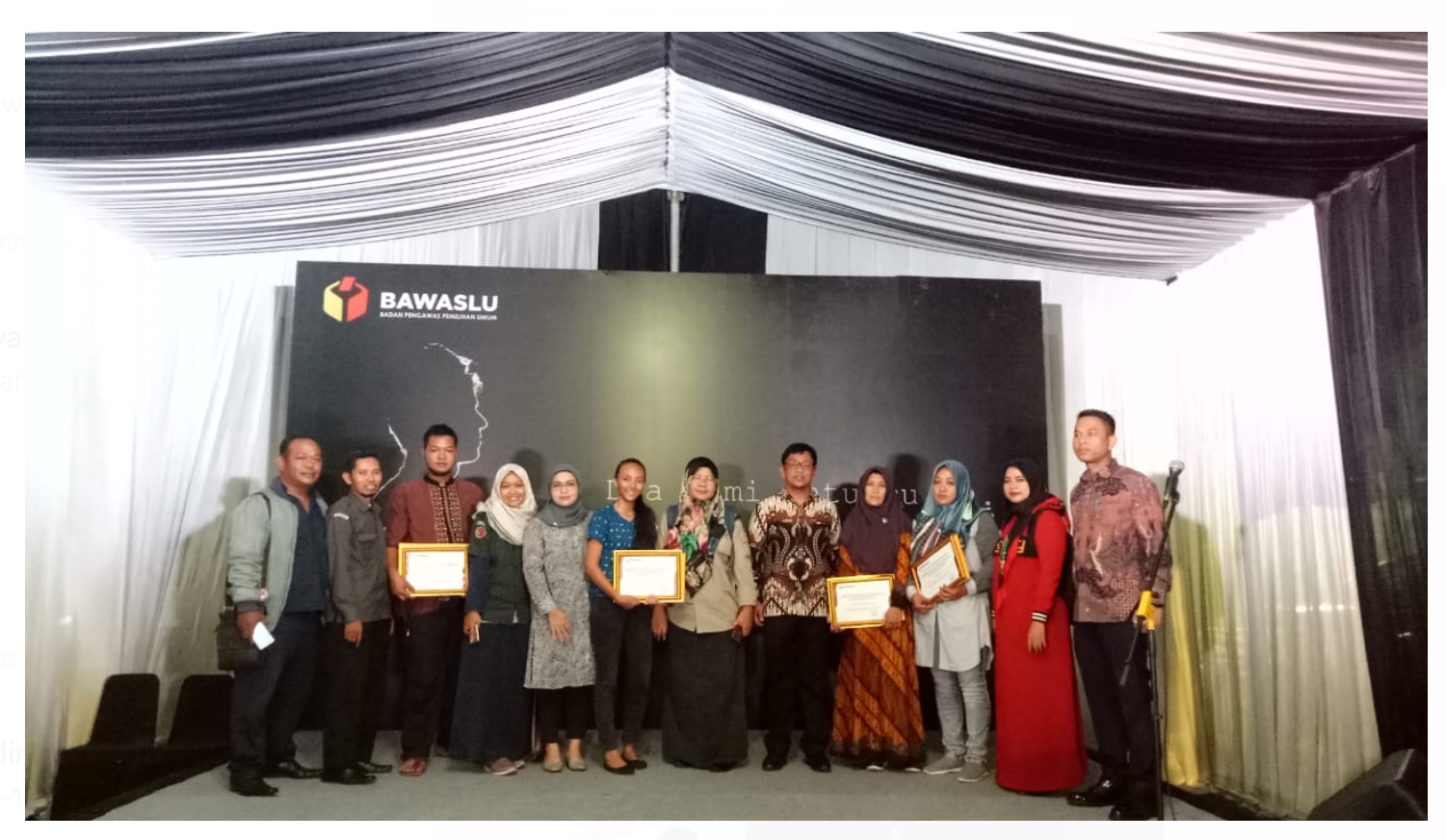 Bawaslu serahkan  santunan anggota KPPS yang meninggal dunia