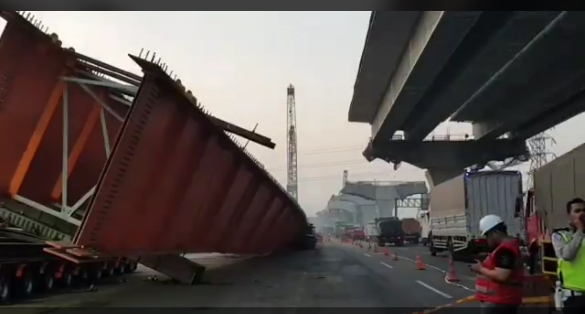 Sebuah Long Span terguling di tol Japek sebabkan kemacetan parah