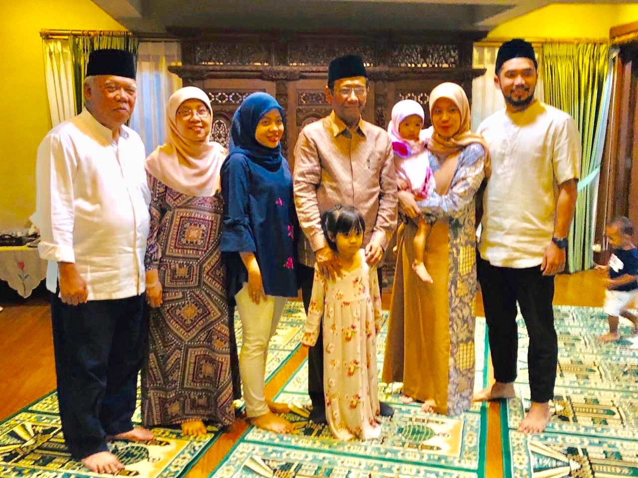 Mahfud MD ketika mengunjungi rumah menteri PUPR Basuki Hadimuljono