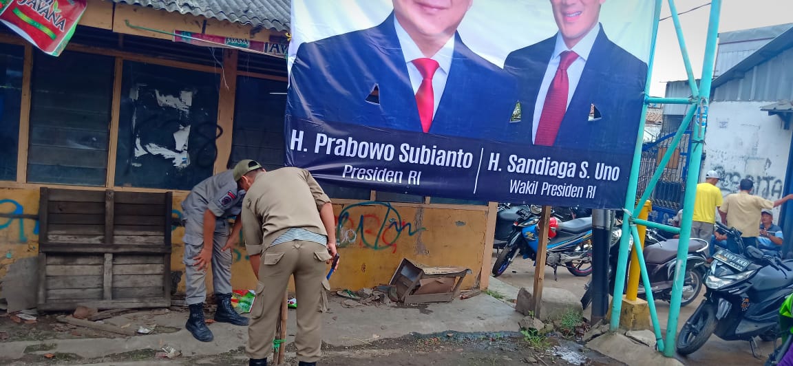 Petugas trantib Kecamatan Medan Satria,  menertibkan baliho di Jalan Sultan Agung, Medan Satria, Kota Bekasi, Senin (6/5)