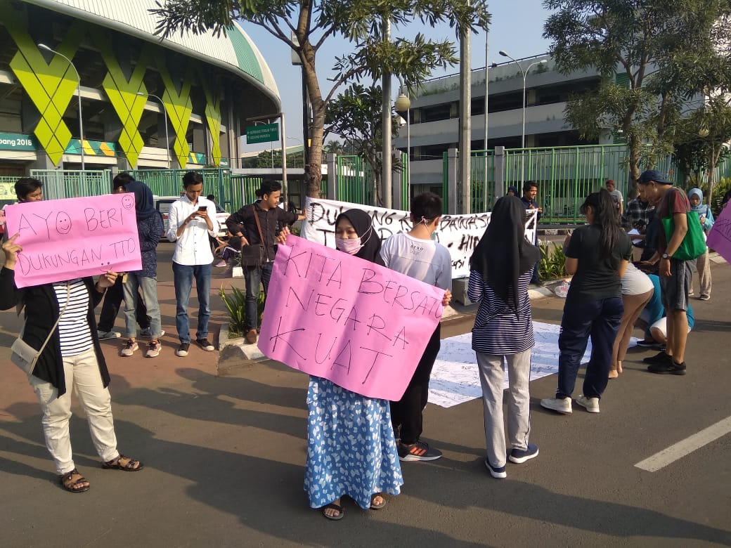 Aksi sekelompok mahasiswa yang mengajak persatuan warga Bekasi pasca Pemilu