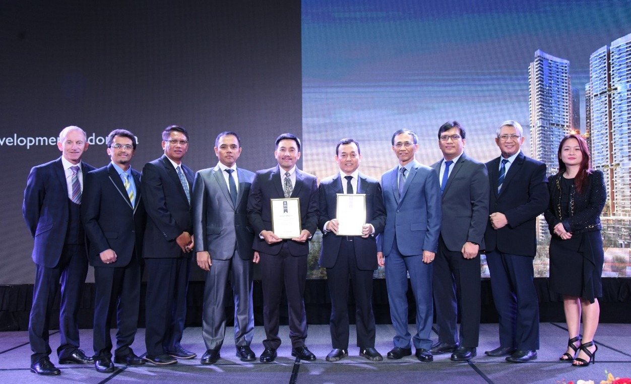 Direktur Utama PT PP Properti Tbk, Taufik Hidayat (dari tengah kanan)  dan Direktur Realti PT PP Properti Tbk, Galih Saksono (dari tengah kiri). Menerima sertifikat penghargaan,Award Winner for Mixed-Use Development Indonesia yang diberikan oleh International Property Awards di London, Inggris