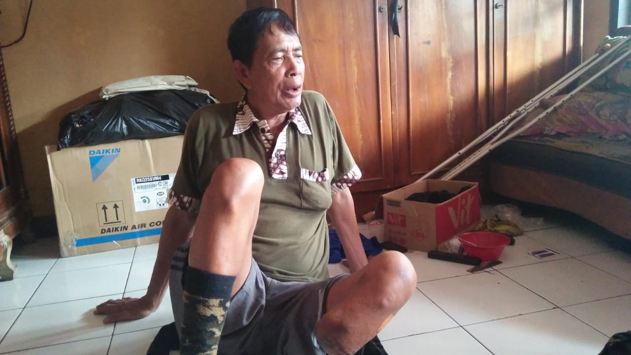Iskandar (64) penyandang cacat yang  membutuhkan kaki palsu untuk bisa bekerja kembali sehingga diriinya bisa tetap bertahan hidup 