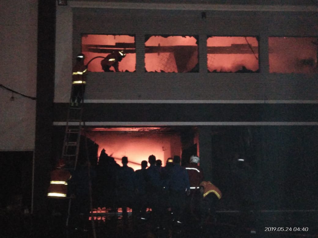 Sejumlah petugas Dinas Pemadam Kebakaran Kota Baekasi, sedang berupaya memadamkan api yang terjadi di sebuah toko buku Intermedia di Jalan Pramuka, Kelurahan Sepanjang Jaya, Kecamatan Rawalumbu, pada Jumat (24/5) dini hari tadi. Sebanyak 10 unit mobil pemadam kebakaran dikerahkan untuk menjinakkan api 