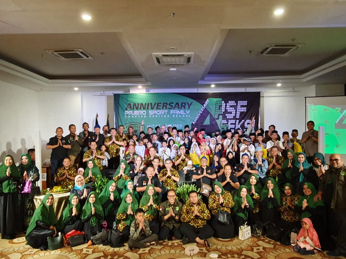 Para anggota  Pajero Sport (PJS), memperingati hari jadinyake-4, bersama  para anak yatim di Hotel Santika Mega City Bekasi