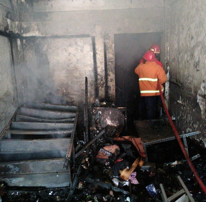 Petugas pemadam kebaksedang memaadamkan api didalam ruko di Jalan Bulak Kapal Kota Bekasi, Jumat (10/5)