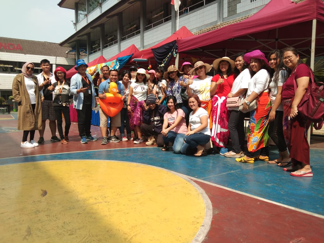 Para murid, orangtua dan guru mengenakan kostum santai saat pembagian raport