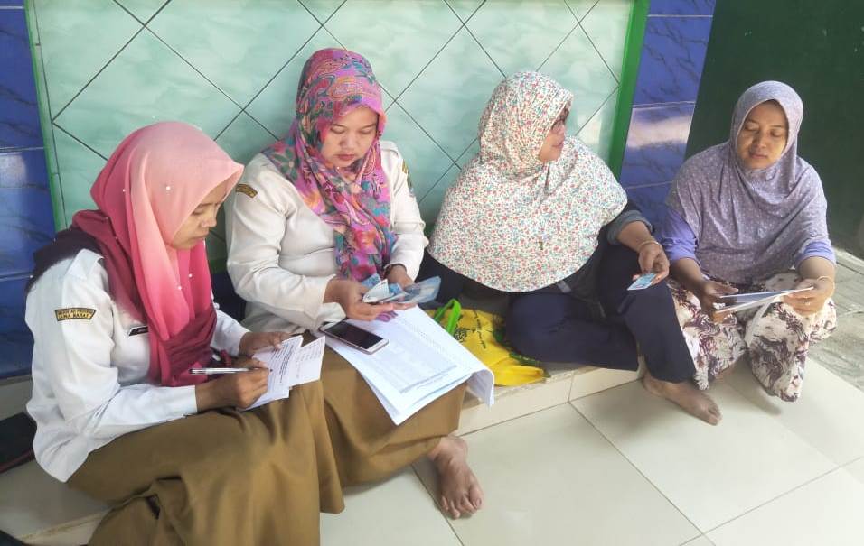 Pegawai Kelurahan Jakasampurna mendatangi salah satu rumah warga untuk mengimbau agar membayar Pajak Bumi dan Bangunan (PBB)