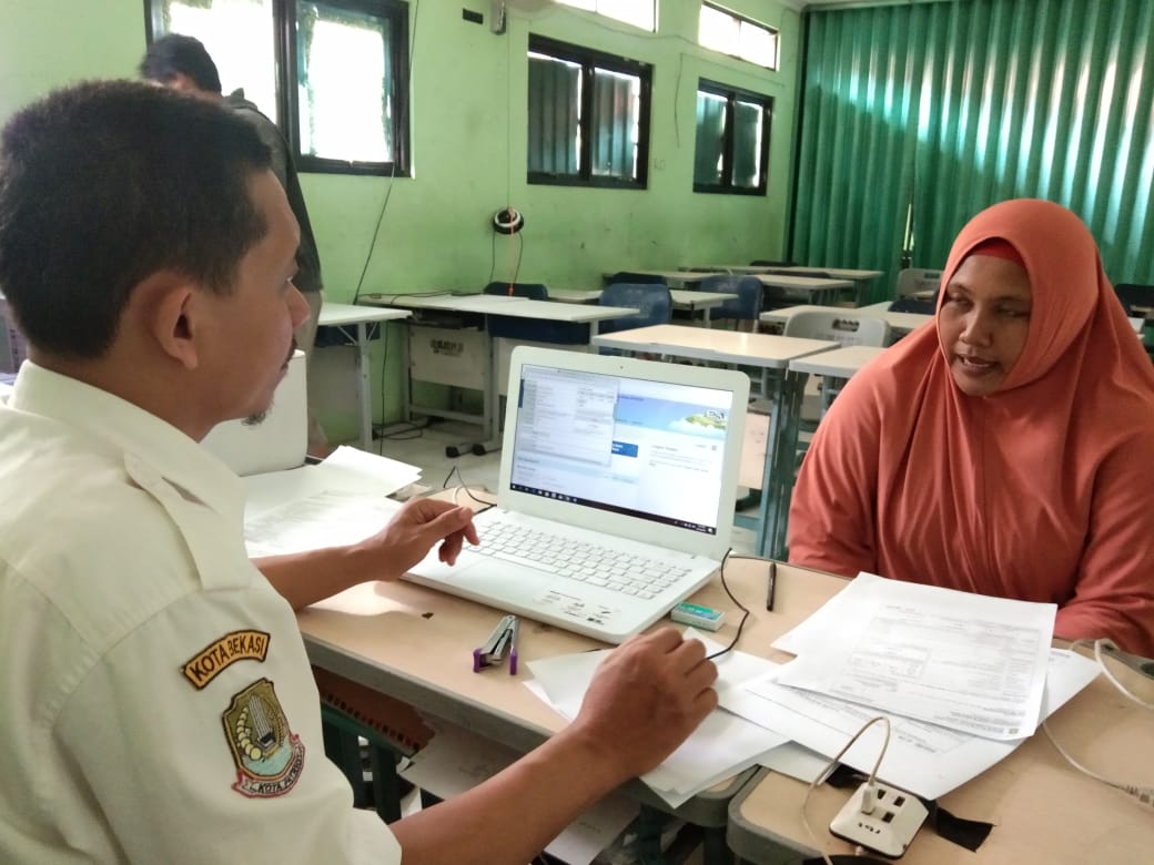 Operator Penerimaan Peserta Didik Baru (PPDB) online tingkat SMP negeri sedang melayani pendaftaran jalur perpindahan orangtua 