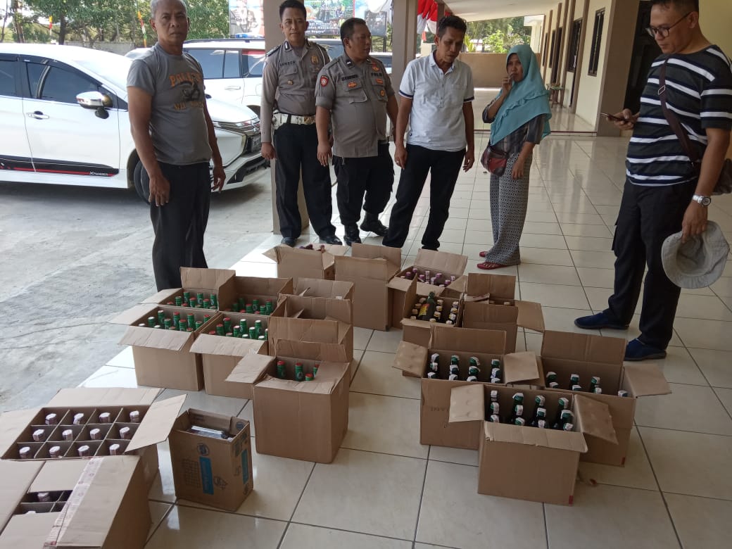 Polsek Taruma Jaya mengamankan ratusan botol miras di Bekasi
