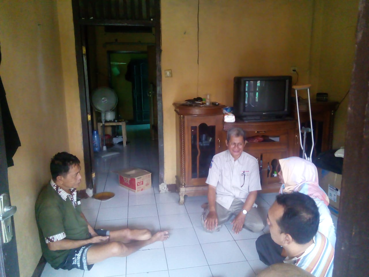 Kunjungan Lurah Harapan Mulya Rena M ke rumah Kontrakan Iskandar