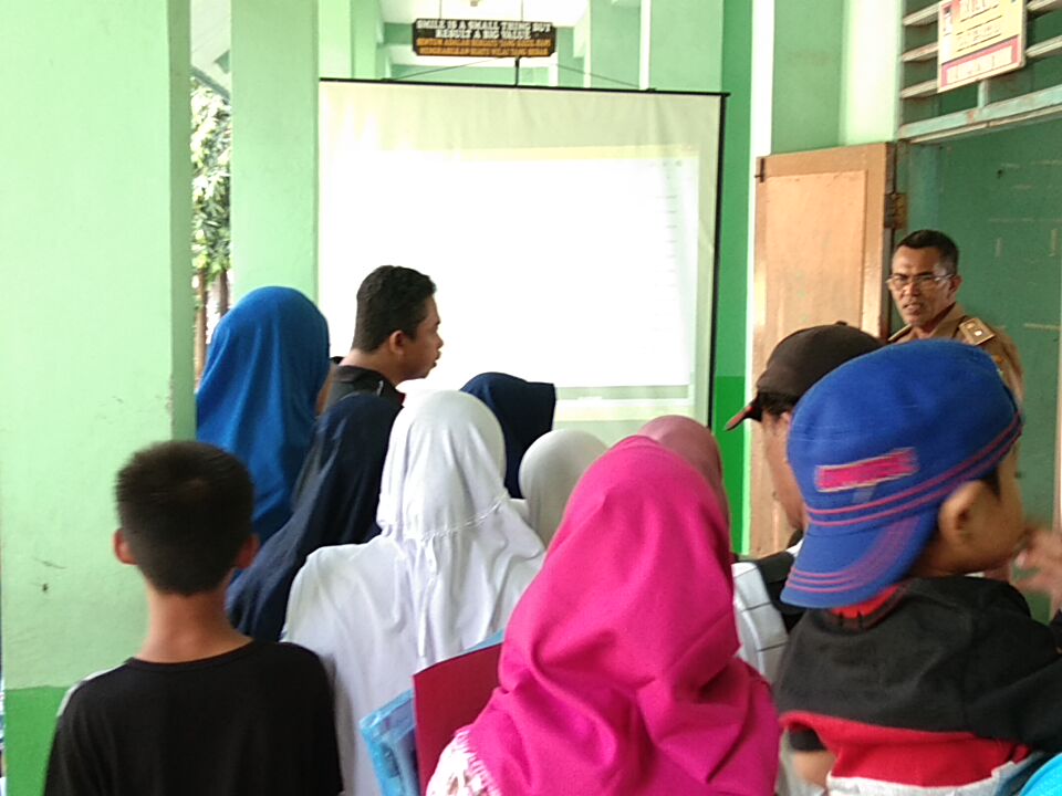 Puluhan orangtua siswa mengantri sejak pagi di SMPN 11 Bekasi. Bahkan, mereka rela datang ke sekolah sejak pukul 03.00 wib, dini hari tadi