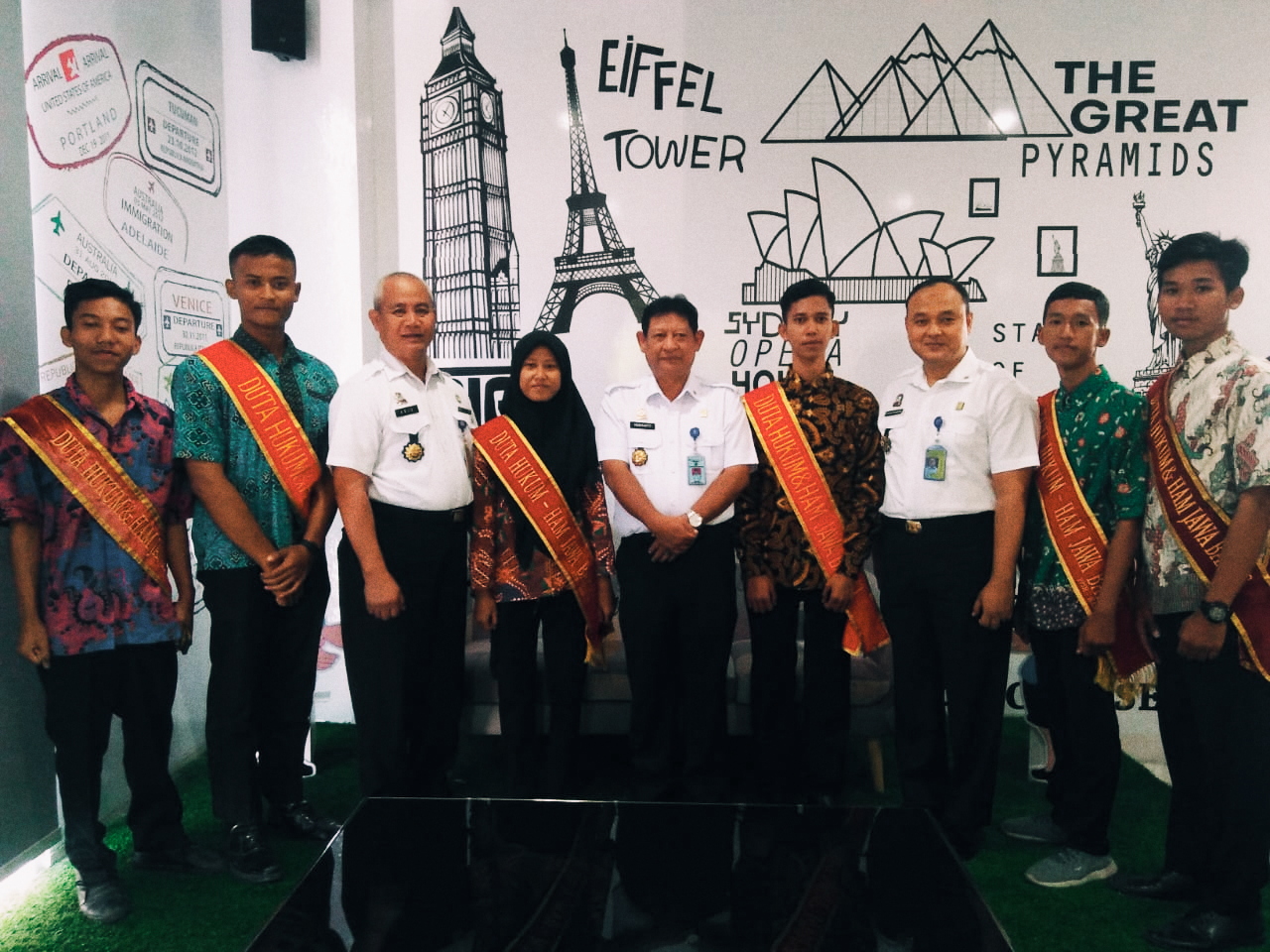 Difiana Husein (hijab hitam), siswi SMKN 6 Bekasi, didaulat sebagai Duta Sadar Hukum dan HAM Provinsi  Jawa Barat