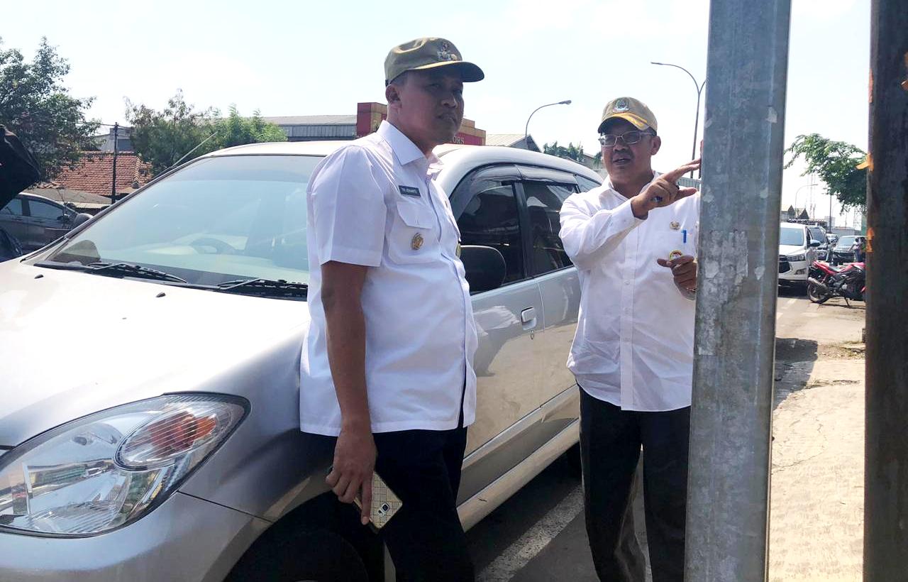 Sidak, Wakil Wali Kota Bekasi, Tri Adhianto Tjahyono didampingi Kepala Dinas Bina Marga dan Sumber Daya Air Kota Bekasi, Arief Maulana menemukan belasan reklame ilegal di Jalan Jenderal Sudirman 
