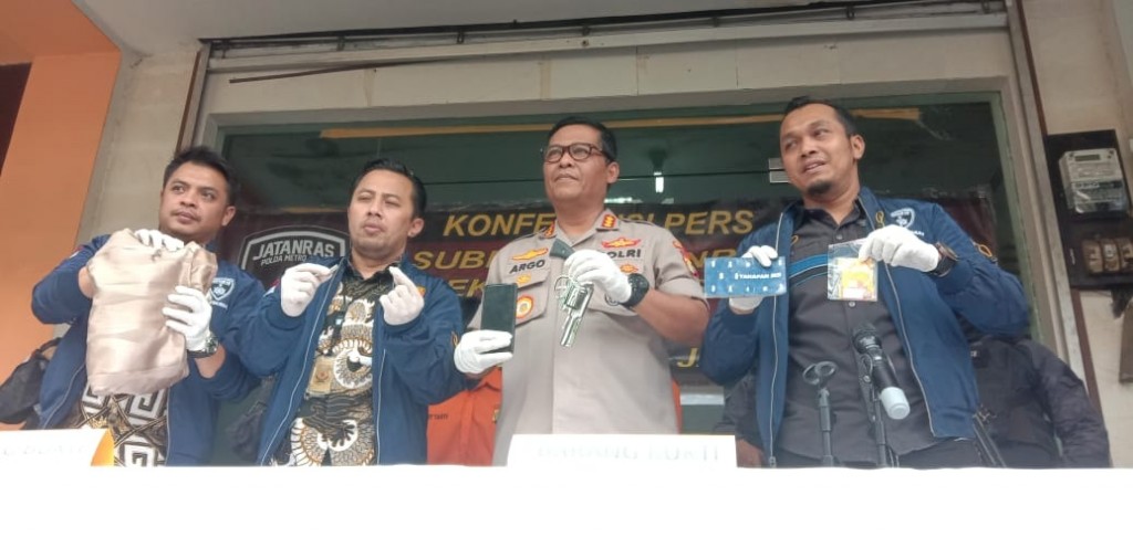 Konferensi pers pengungkapan kasus pembobolan rekening bank