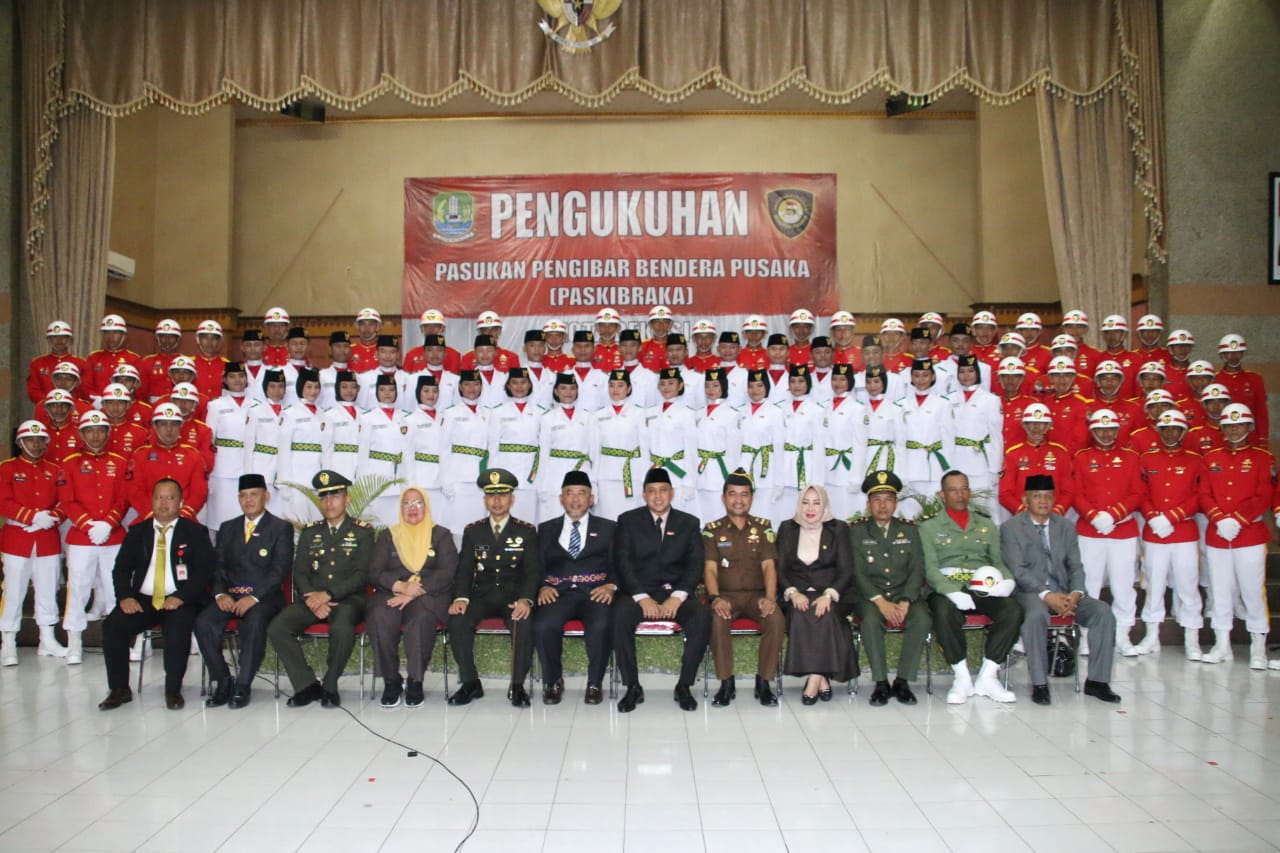 Pelantikan mirip anggota Paskibraka. 